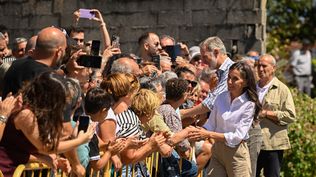 Felipe VI y Letizia con vecinos del municipio de Medeiros, en Ourense.&nbsp;