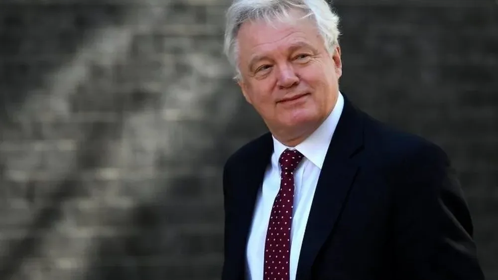 Davis presentó su renuncia por no creer en el plan de May.