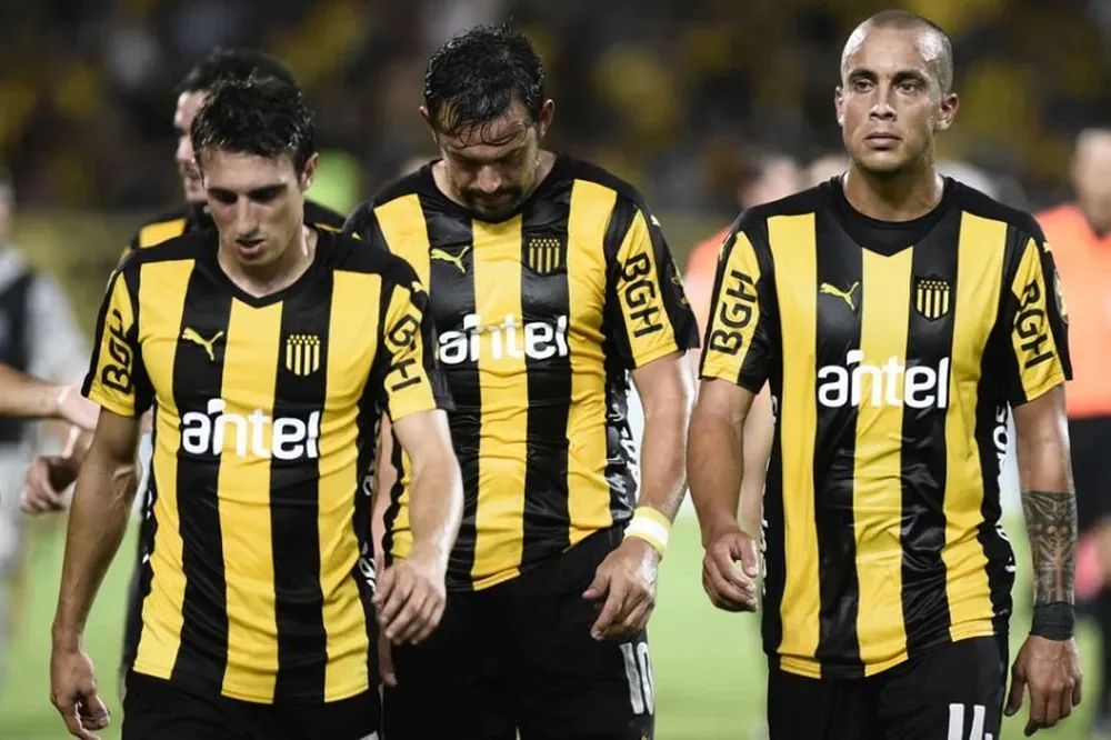 Caras de molestia en los jugadores de Peñarol tras el encuentro ante Boston River