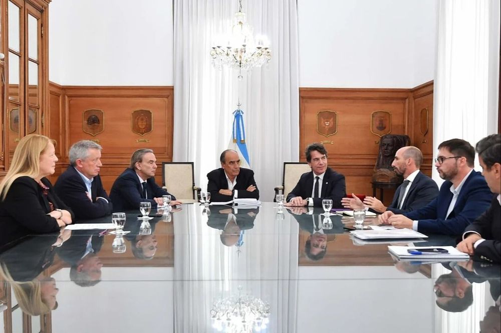 El jefe de Gabinete Nicolás Posse y el ministro del Interior Guillermo Francos en la anterior reunión con el bloque de Hacemos Coalición Federal en la Casa Rosada