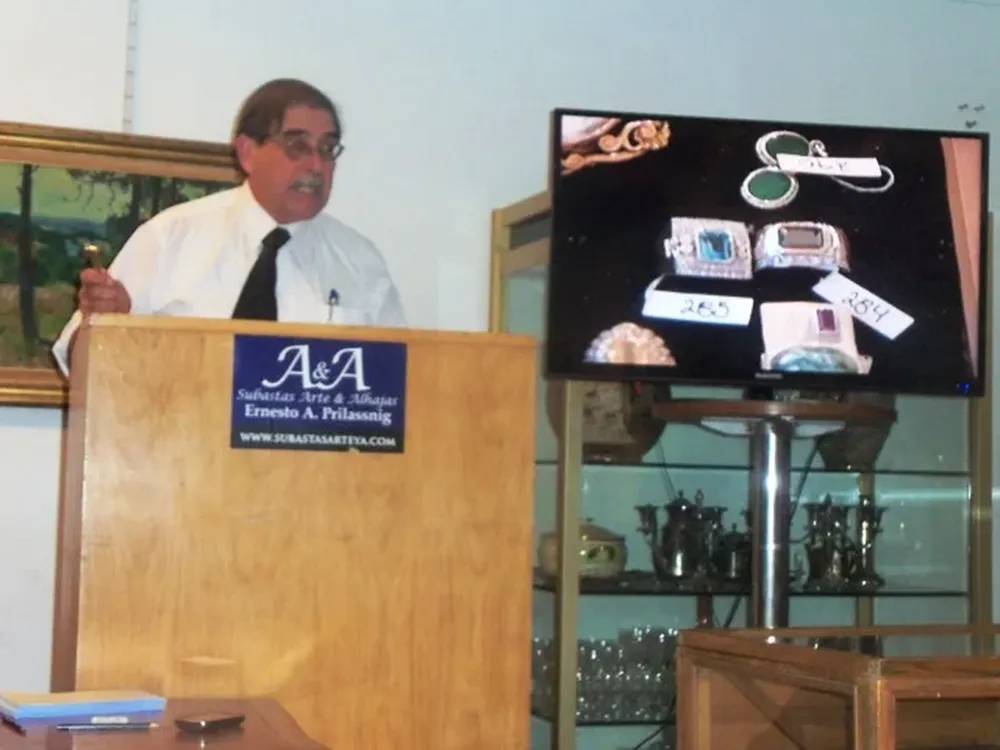 El rematador Ernesto Prilassnig rematando algunos anillos y caravanas