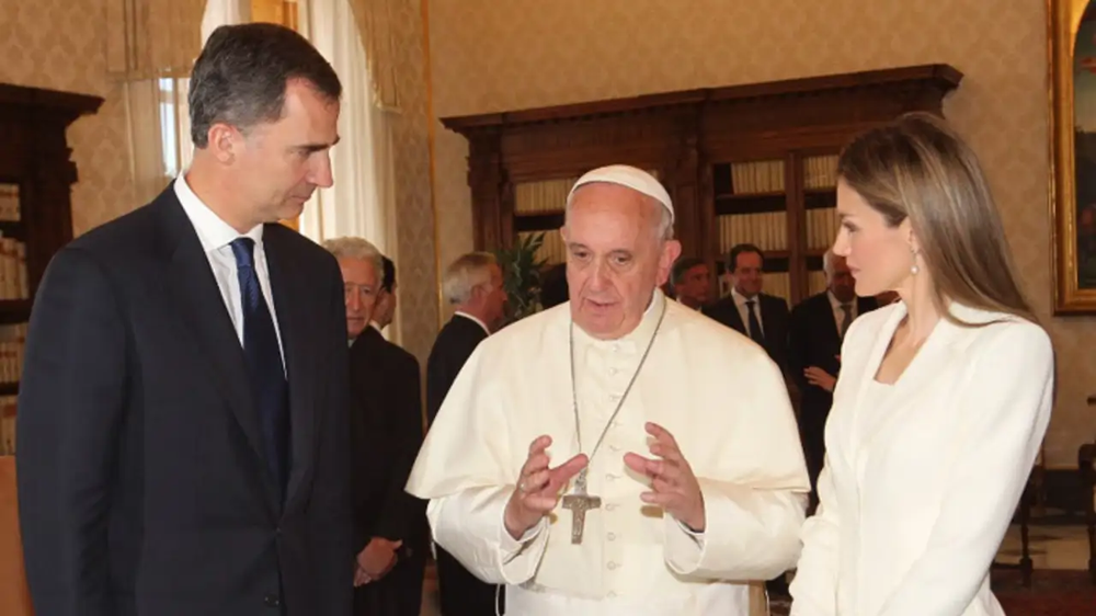 Felipe VI y la reina Letizia reunidos con el Papa Francisco en 2014, apenas dos semanas después del ascenso al trono.