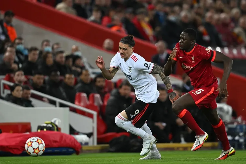 Darwin en uno de los partidos ante Liverpool