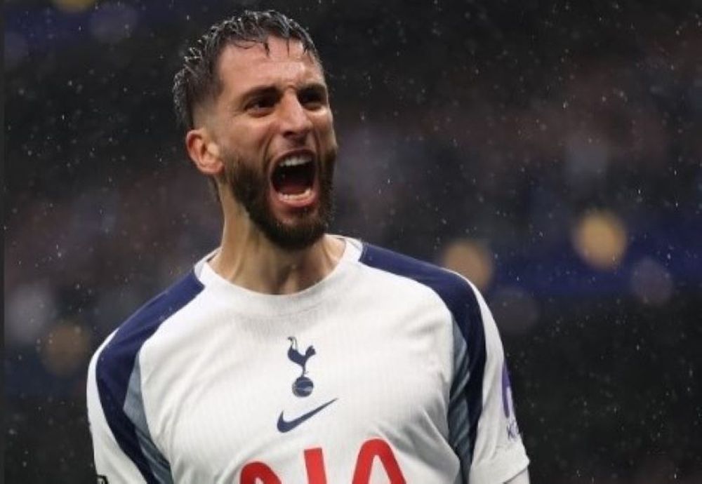 Rodrigo Bentancur festeja un gol para Tottenham Hotspur ante Aston Villa por la Premier League
