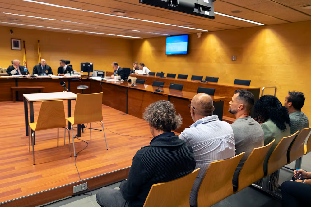 El fiscal pide penas de más de doce años de cárcel para el cabo y los dos agentes de los Mossos dEsquadra de la Unidad de Investigación de la comisaría de Santa Coloma de Farners (Girona), juzgados desde el lunes por traficar con marihuana intervenida