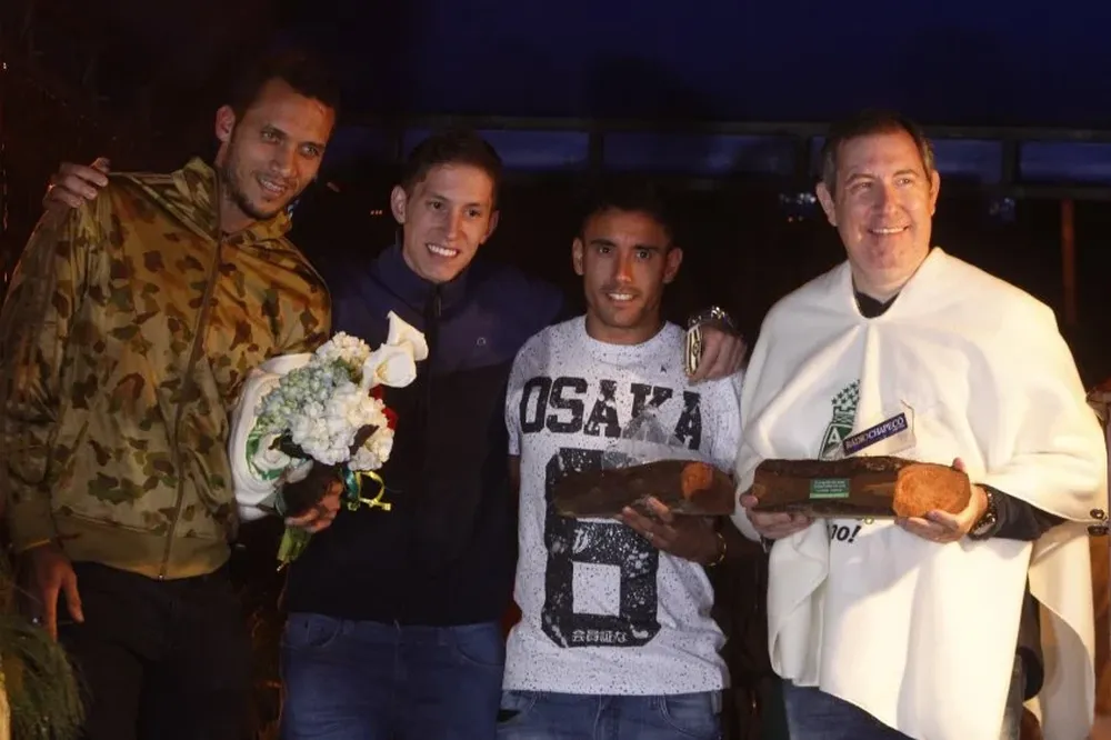 Los cuatro sobrevivientes de Chapecoense: Helio Zampier Neto (i), Alan Ruschel, Jackson Follmann y el periodista Rafael Henzel