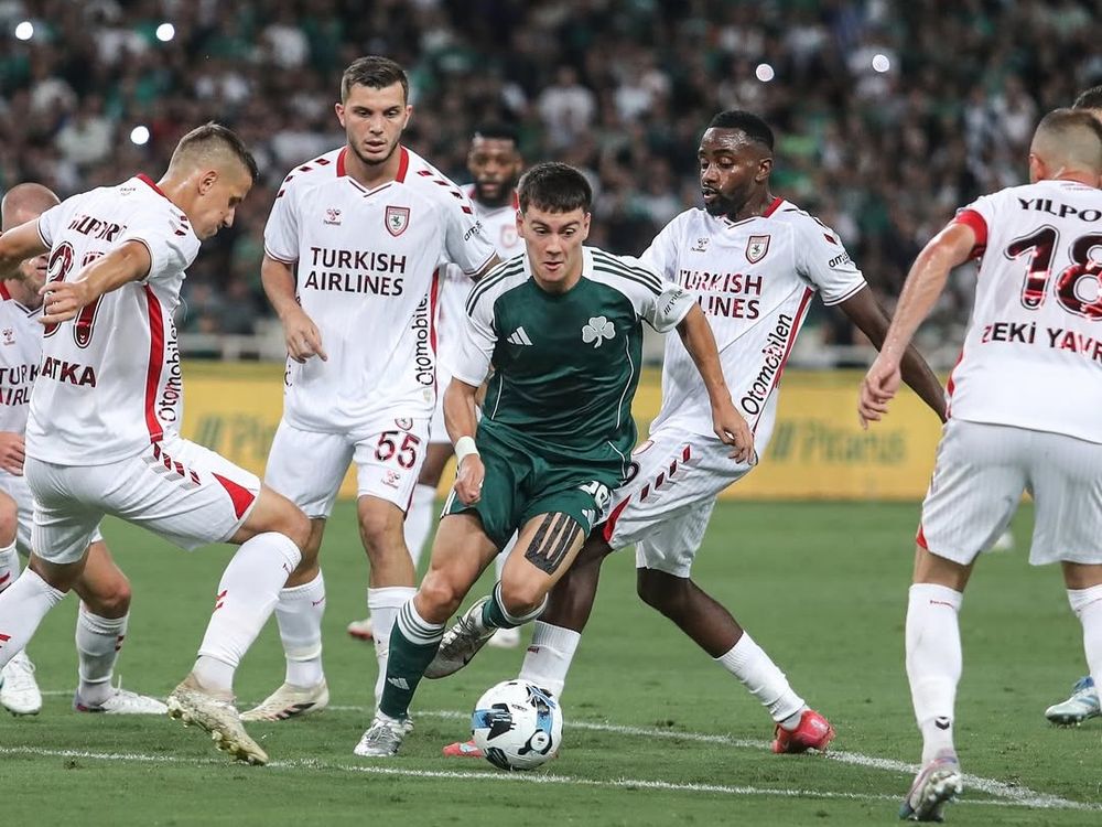 Facundo Pellistri con Panathinaikos de Grecia, es marcado por seis rivales de Sampsunspor de Turquía en la clasificación a la Europa League