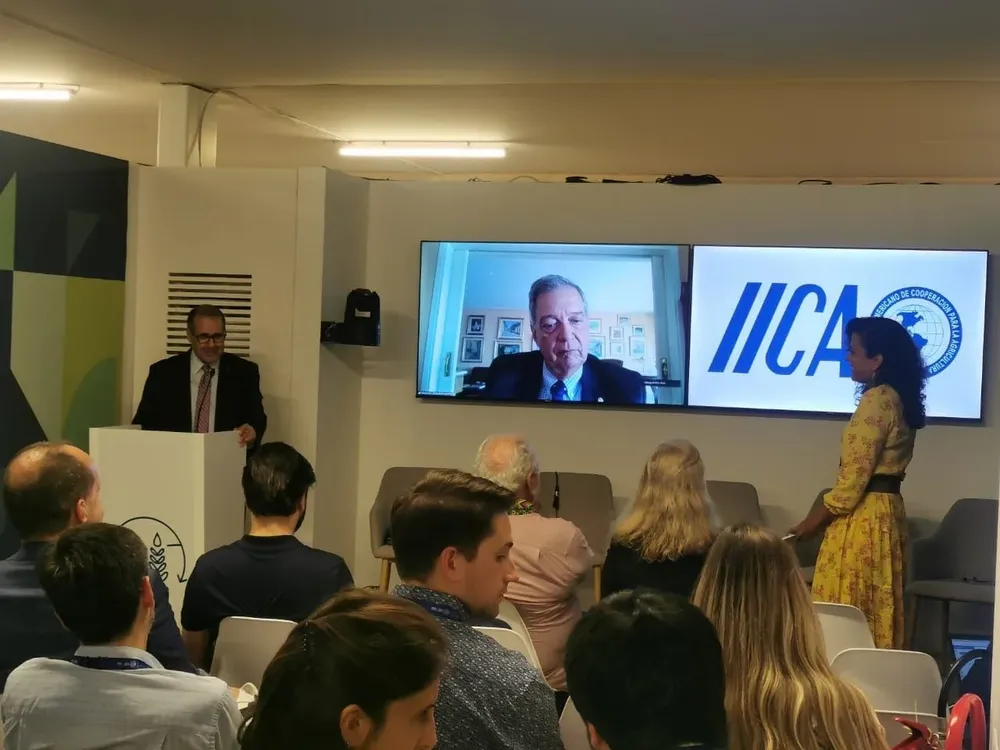 En el pabellón del IICA, durante la presentación del documento, el Subdirector General del Instituto, Lloyd Day, fungió como moderador, y participaron también, entre otros, el ministro de Ganadería, Agricultura y Pesca de Uruguay, Fernando Mattos; y la secretaria de Innovación, Desarrollo Sustentable, Irrigación y Cooperativismo del Ministerio de Agricultura y Ganadería de Brasil, Renata Miranda (de pie).