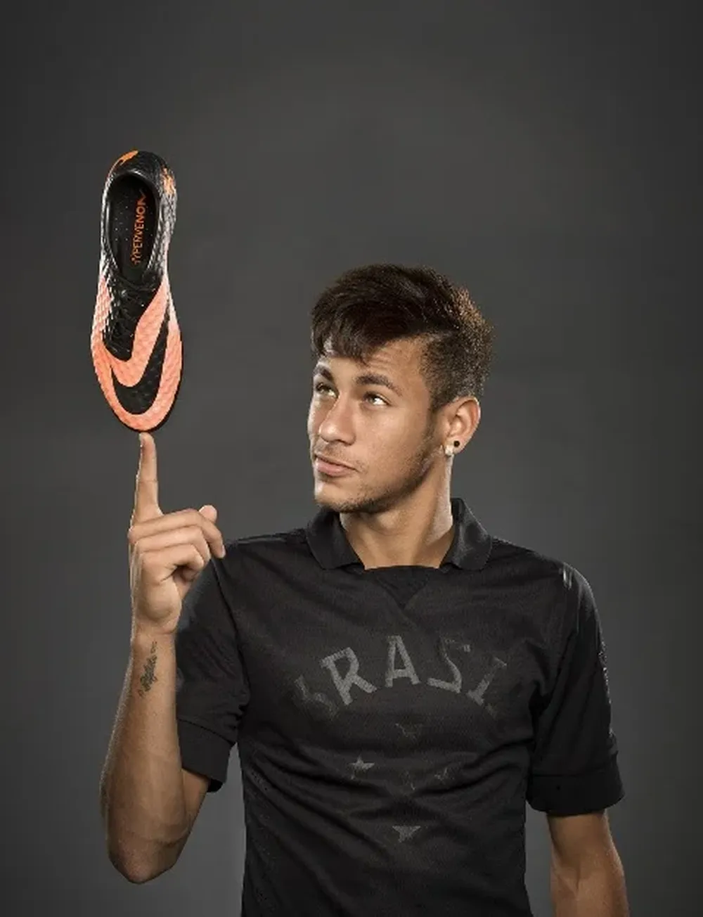 Neymar con el nuevo calzado de Nike