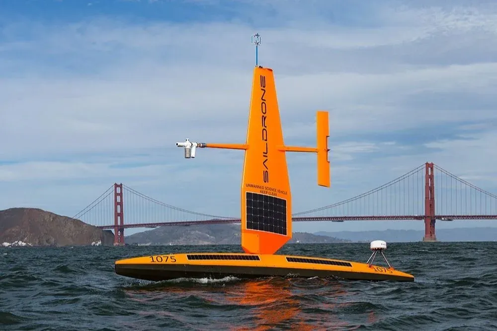 Las comunicaciones del dron para la transmisión y recepción de datos, o para el control externo, son un vector para el ataque cibernético enemigo