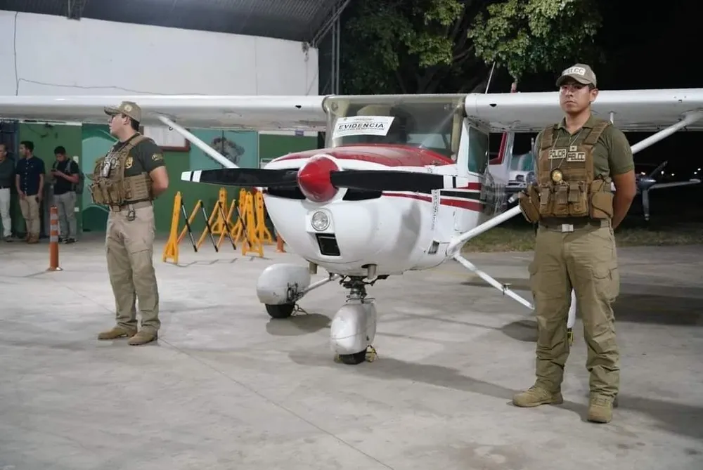 Policía allanó hangar e incautó avioneta