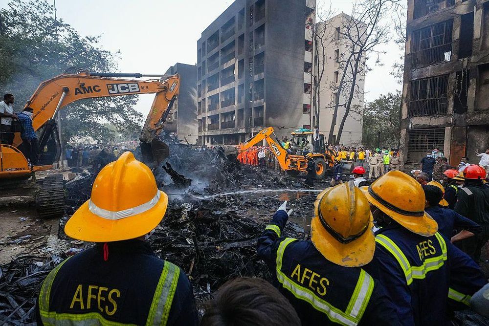 El avión chocó conta una facultad de medicina.