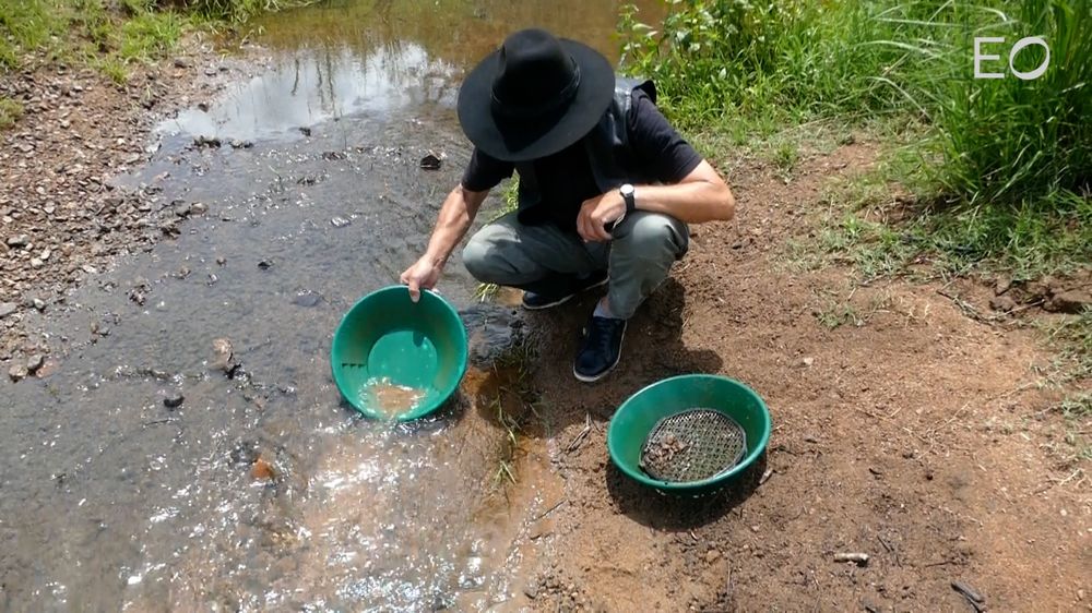 Un buscador de oro en Minas de Corrales