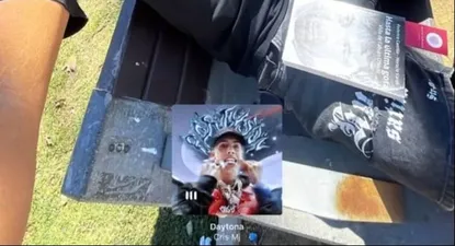 Bruno Betancor leyendo el libro de Fabián ONeill