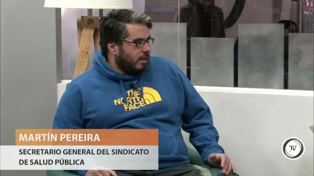 La Federación de Funcionarios de Salud Pública tiene en su agenda una huelga a partir del 16 de setiembre y este viernes habrá una reunión clave para definir si se concreta la medida, se adelanta o se aplaza, dijo en El Observador TV el secretario general del gremio, Martín Pereira.Debe aparecer algún millón más dentro del Prespuesto para el rubro cero de ASSE para que se pueda repartir con todos los trabajadores, afirmó Pereira.Y dijo que en las últimas horas han analizado los números del proyecto de Presupuesto con sus asesores. Hay casi 400 millones para el Ministerio de Defensa. A veces se gasta más en Defensa que en Salud o Educación, protestó.