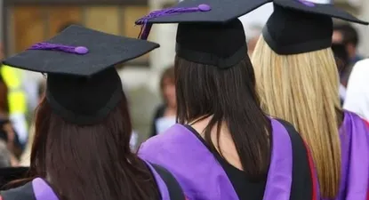 Según la medida, no hay restricciones sobre qué tipo de trabajo tienen que buscar los estudiantes una vez finalizados sus estudios.
