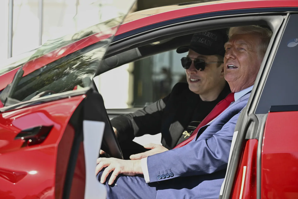 Donald Trump y Elon Musk en un auto Tesla. AP