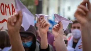 Marcha apoyando al periodista Bielorruso, elevando aviones de papel
