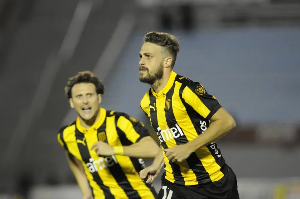 Maximiliano Rodríguez celebra su gol; Forlán corre a abrazarlo