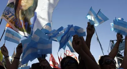Rumores de nuevo plan económico ponen en guardia a los argentinos