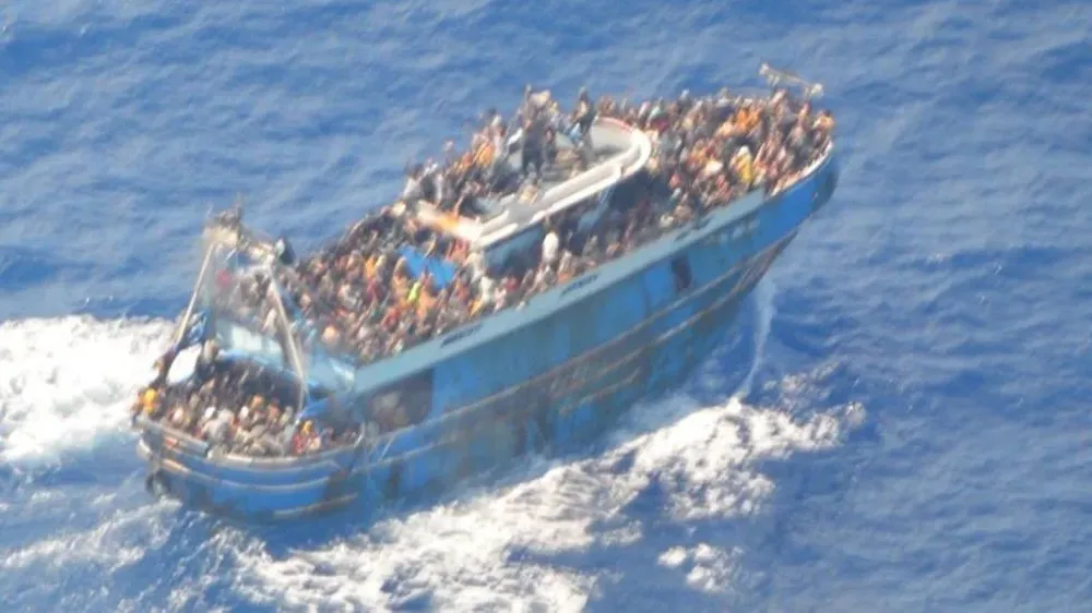 La Guardia Costera de Grecia tomó esta imagen poco antes de que el barco naufragara. Hay críticas de que la cobertura y el interés público fueron menores que en la tragedia del Titán.