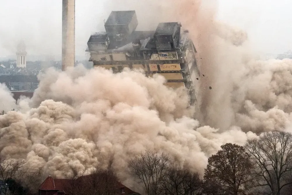 Alemania- Demolición de una torre de una universidad en Frankfurt
