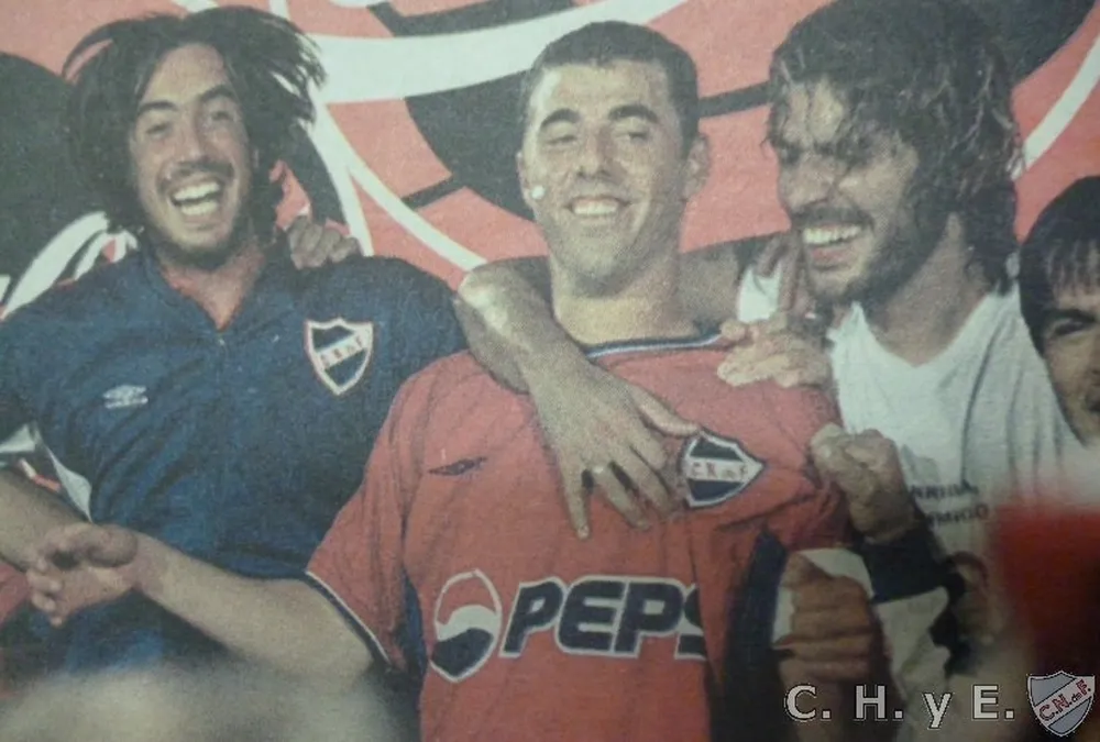 Vanzini, Lembo y Abreu celebran el Campeonato Uruguayo 2001 de Nacional en el Campus de Maldonado
