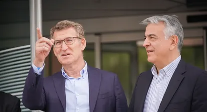 El presidente del PP, Alberto Núñez Feijóo, y el presidente del PP vasco y candidato a Lehendakari, Javier de Andrés.