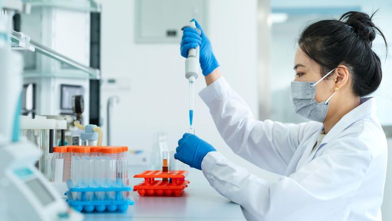 Cómo es la primera vacuna creada con IA y por qué supone un "cambio fundamental" ante futuras pandemias