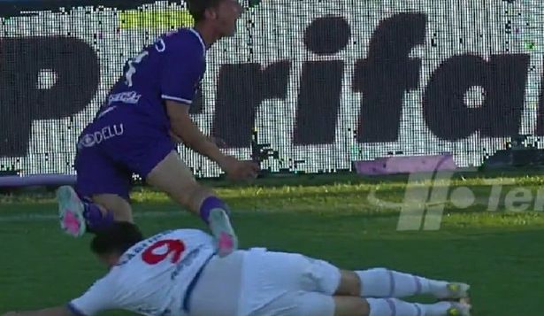 Maximiliano Gómez le entró con las dos piernas a Lucas Agazzi en el partido Nacional vs Defensor Sporting por el Torneo Clausura