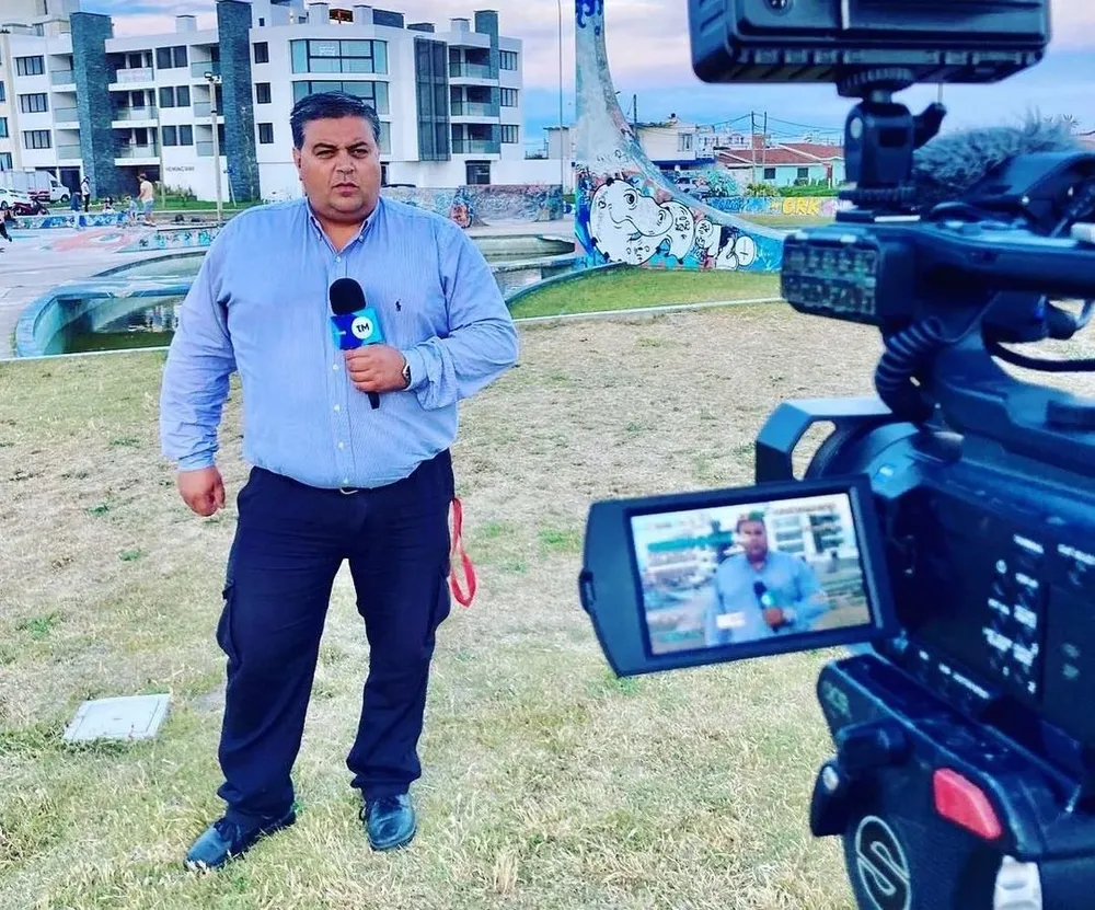 Celso Cuadro durante una cobertura para Canal 12. Foto de archivo