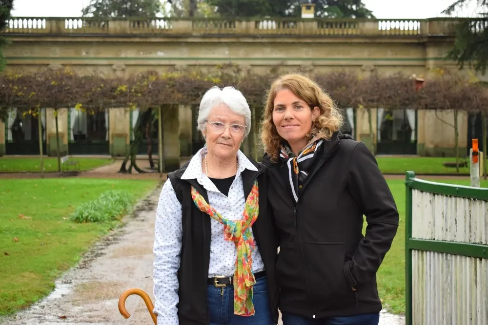Maureen Stirling y Verónica Zabaleta, al frente del casco de Rincón de Francia.