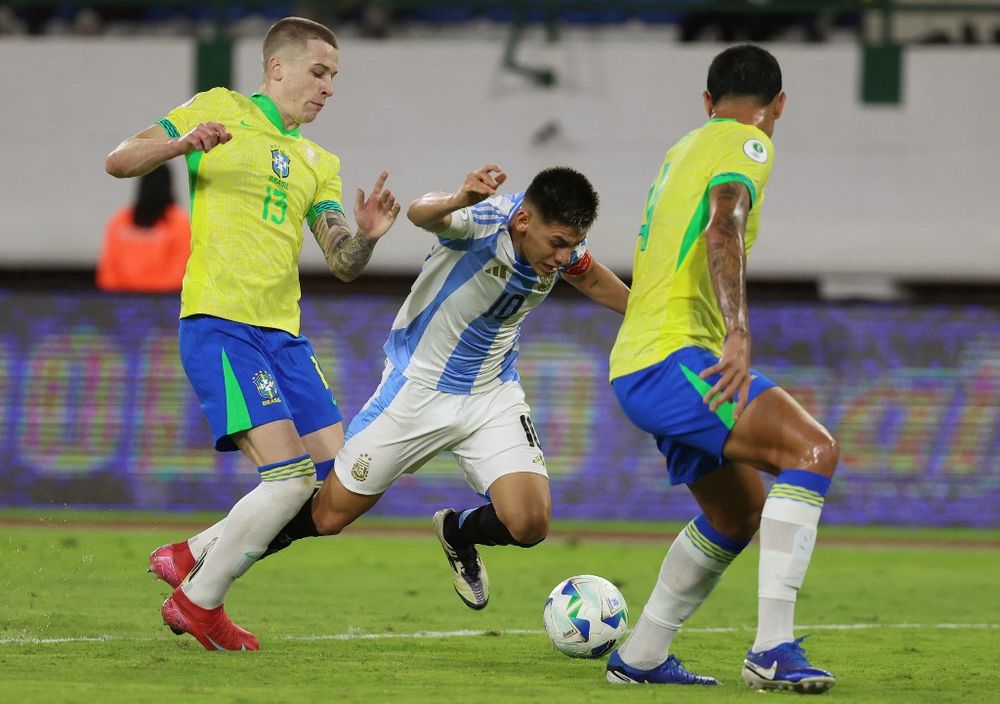 Igor Serrote y Filipe Borbon ante Claudio Echeverri&nbsp;