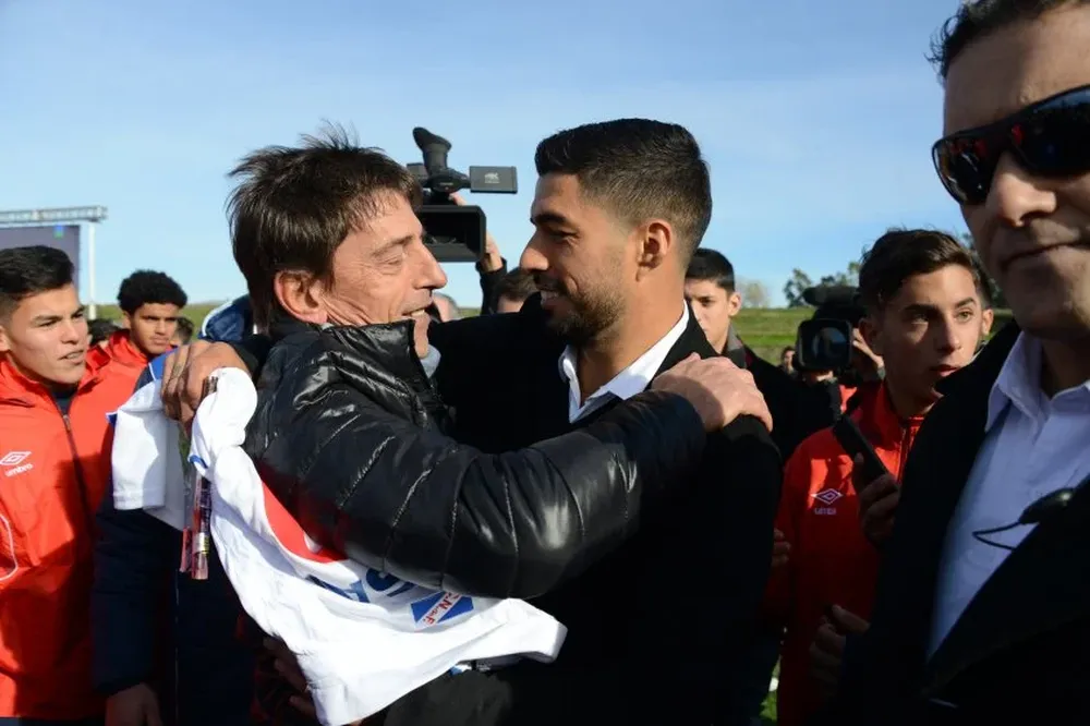 Murmullo Perdomo y Luis Suárez abrazados en una de las veces que vino el salteño a visitar a Nacional desde Europa Murmullo Perdomo y Luis Suárez abrazados en una de las veces que vino el salteño a visitar a Nacional desde Europa
