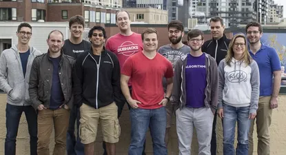 Parte del equipo de Algorithmia, con el uruguayo Oppenheimer (primera fila de remera roja)