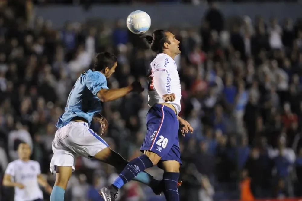 Fernando Machado marcando a Leo Gamalho
