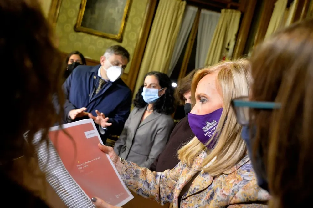 Alfie y Arbeleche entregaron el proyecto de Ley al Parlamento