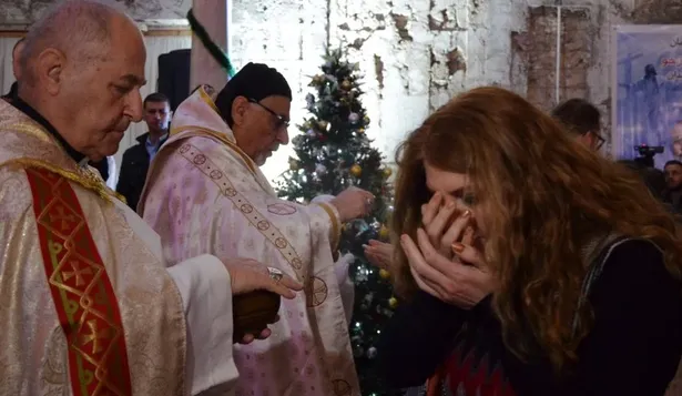 Gritos de alegría en la primera misa de Navidad en Mosul desde la liberación