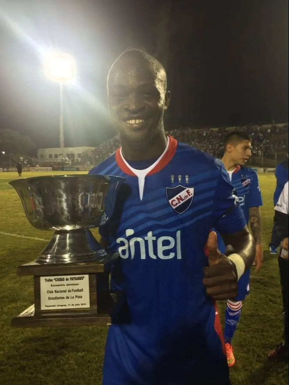 Bruno Ibeh con su copa en Nacional
