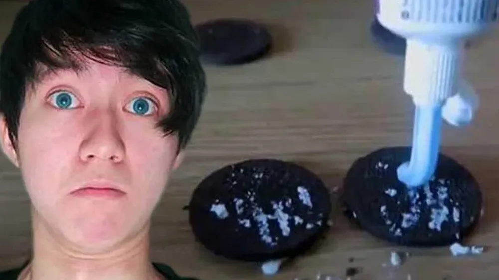 El youtuber gastó una broma pesada a un mendigo rumano que vivía en Barcelona.