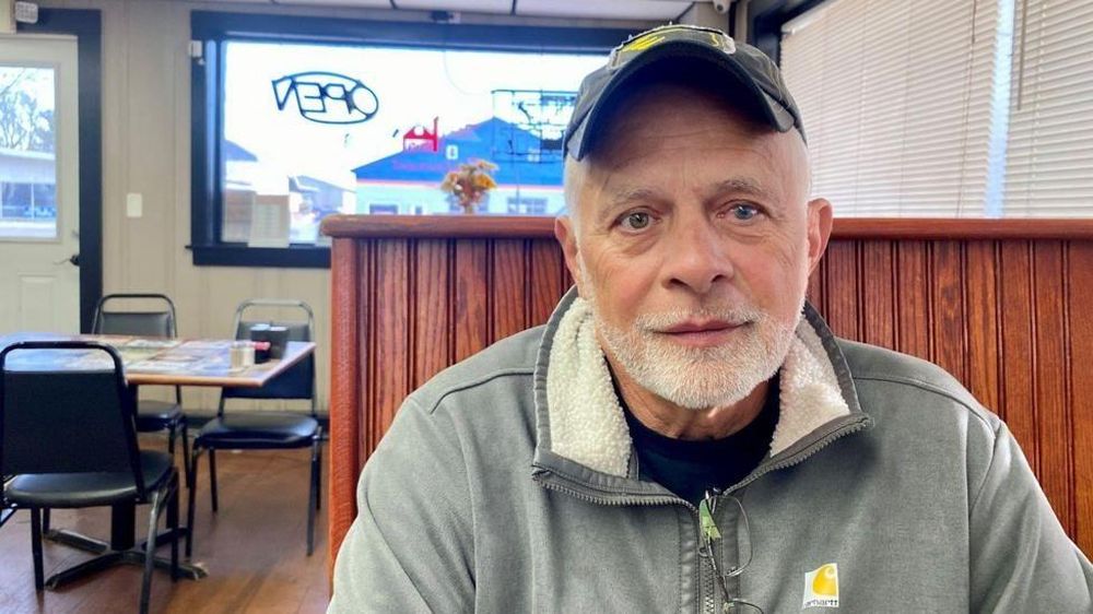 Gene Burkholder pasa regularmente por el restaurante Barn para desayunar, sin importar lo que esté ocurriendo en los mercados bursátiles.