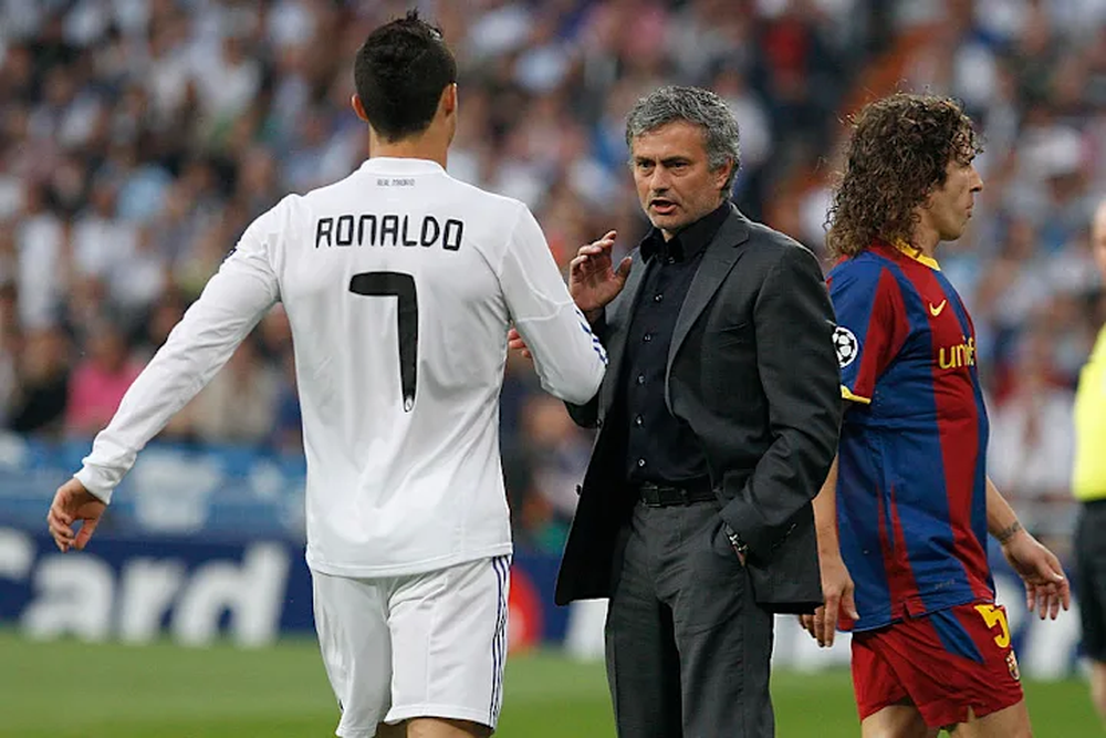 Mourinho junto a Cristiano Ronaldo en 2011, durante un partido contra el Barcelona.