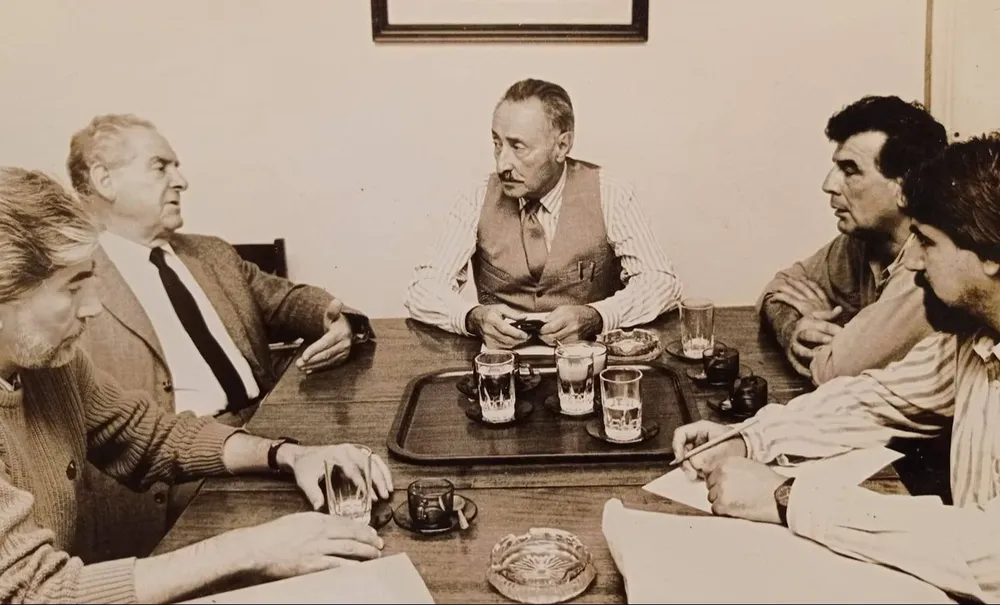 Adourian aparece sentado a la izquierda de Seregni, junto a Oscar Groba y José D Elia