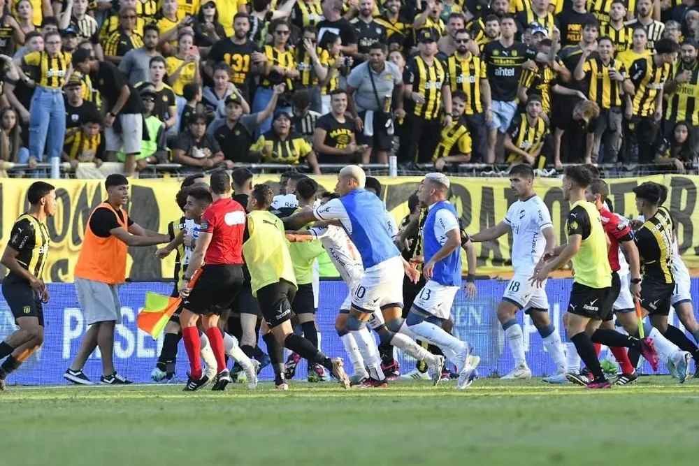 El clásico terminó con incidentes entre los jugadores