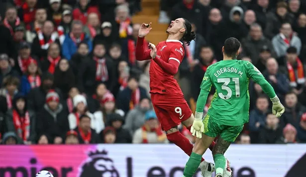 El penal que le cometió Ederson a Darwin Núñez