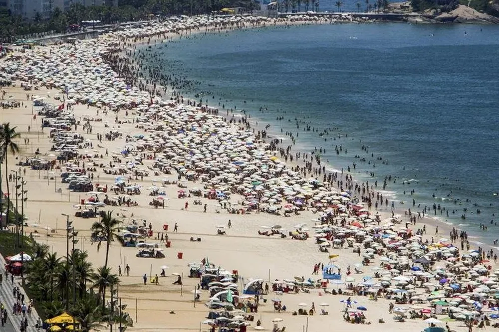 Río de Janeiro- Cientos de personas aprovechan el día de sol del verano para refrescarse en la playa de Ipanema