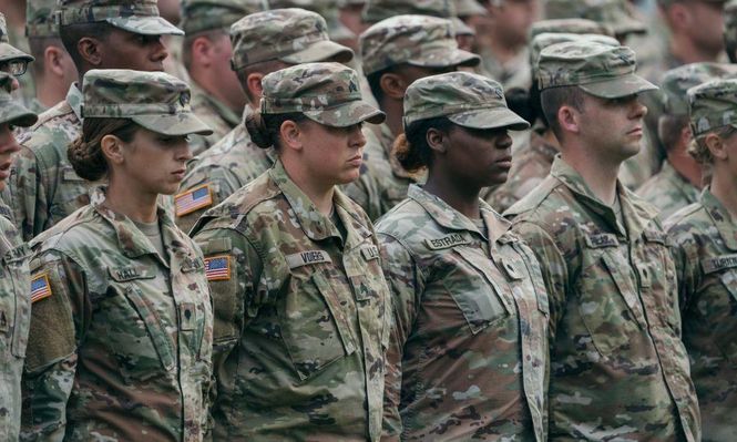 Más de 70.000 mujeres hacen parte de las fuerzas armadas de EE.UU. en la actualidad.