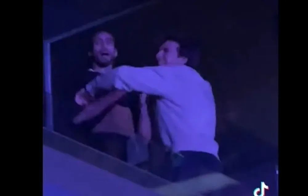 El baile del Pelado Cáceres junto a Riqui Puig, la expromesa de FC Barcelona