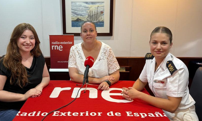 La princesa Leonor junto a las conductoras de Españoles en la mar.