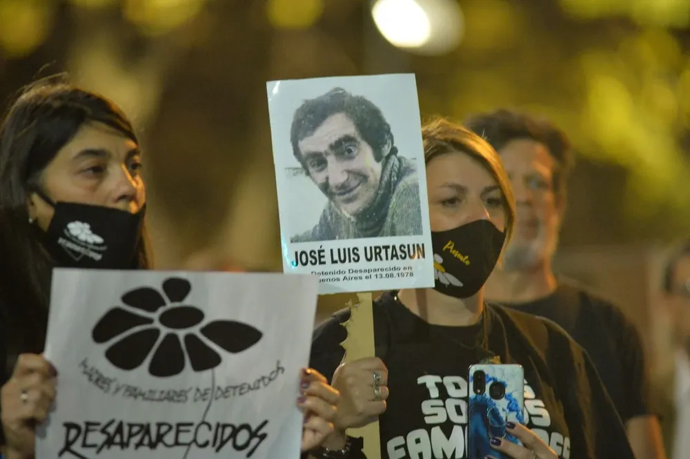Detenidos desaparecidos durante la dictadura militar. Camión con pantalla recorre la avenida 18 de Julio. Macha virtual en la noche, por la epidemia de coronavirus. Carteles, fotos, intervenciones. Sin gente, familiares.